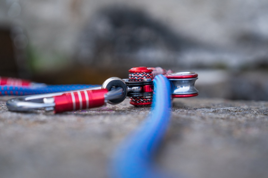 Connecteur de longe et mousqueton sur corde de travail en hauteur