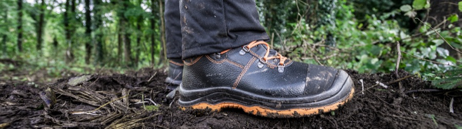 Chaussure de sécurité anti-coupure en forêt